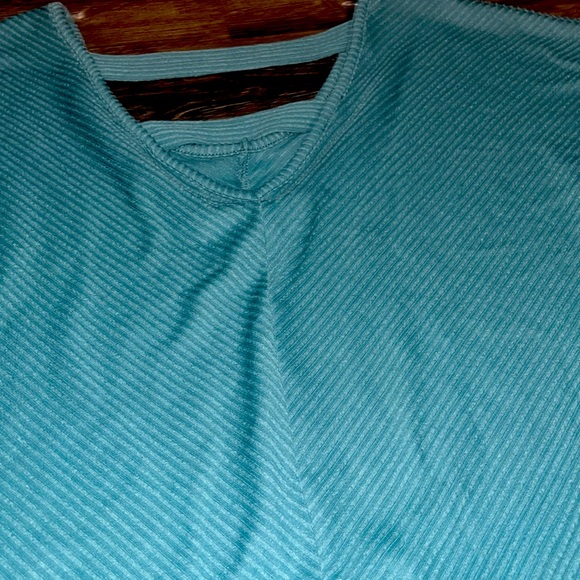 💜Beautiful V-neck top - Picture 6 of 6